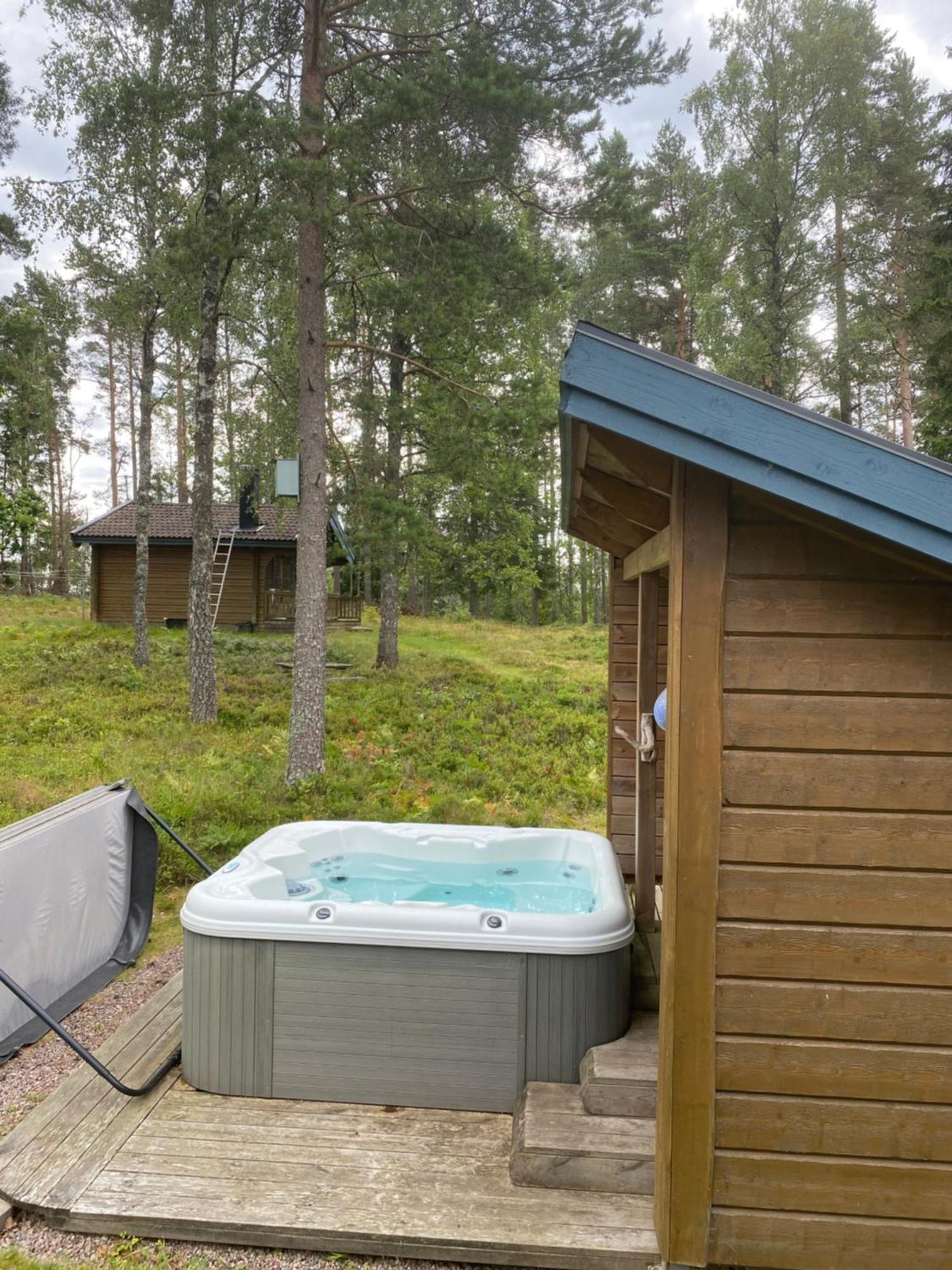Timrad Stuga I Kanten Av Skogen Med Spa Moejlighet Mullsjö Eksteriør billede